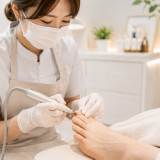 【20代女性の肥厚爪症例】「ずっと治らない」厚い爪が2年で綺麗に生え変わるまで｜巻き爪専門ラボ